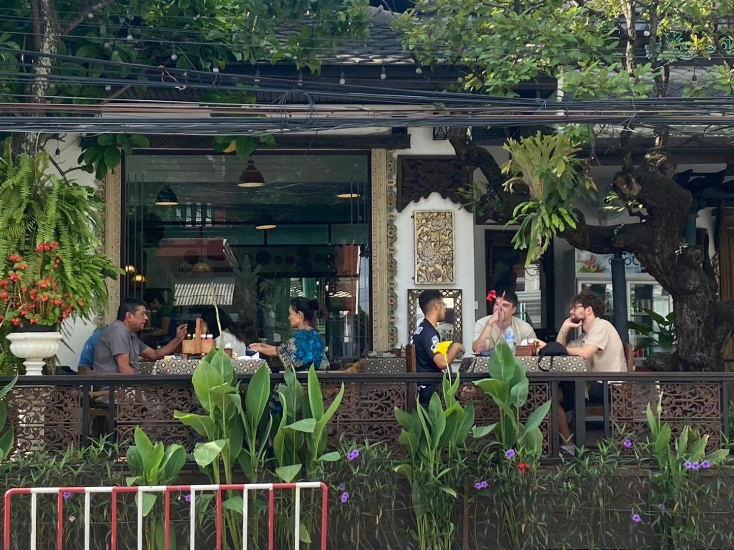 Hotel Baan Huenphen Chiang Mai Exterior foto