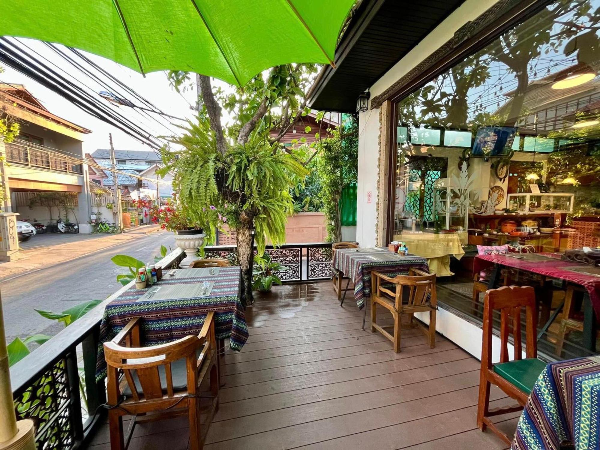Hotel Baan Huenphen Chiang Mai Exterior foto