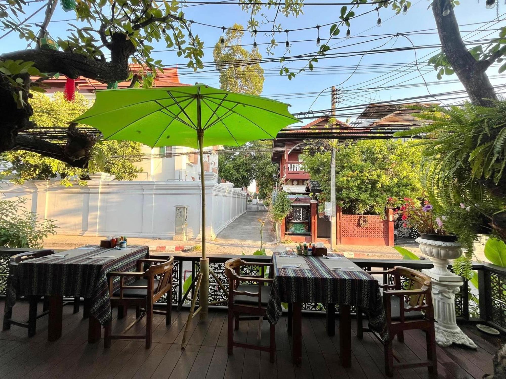 Hotel Baan Huenphen Chiang Mai Exterior foto