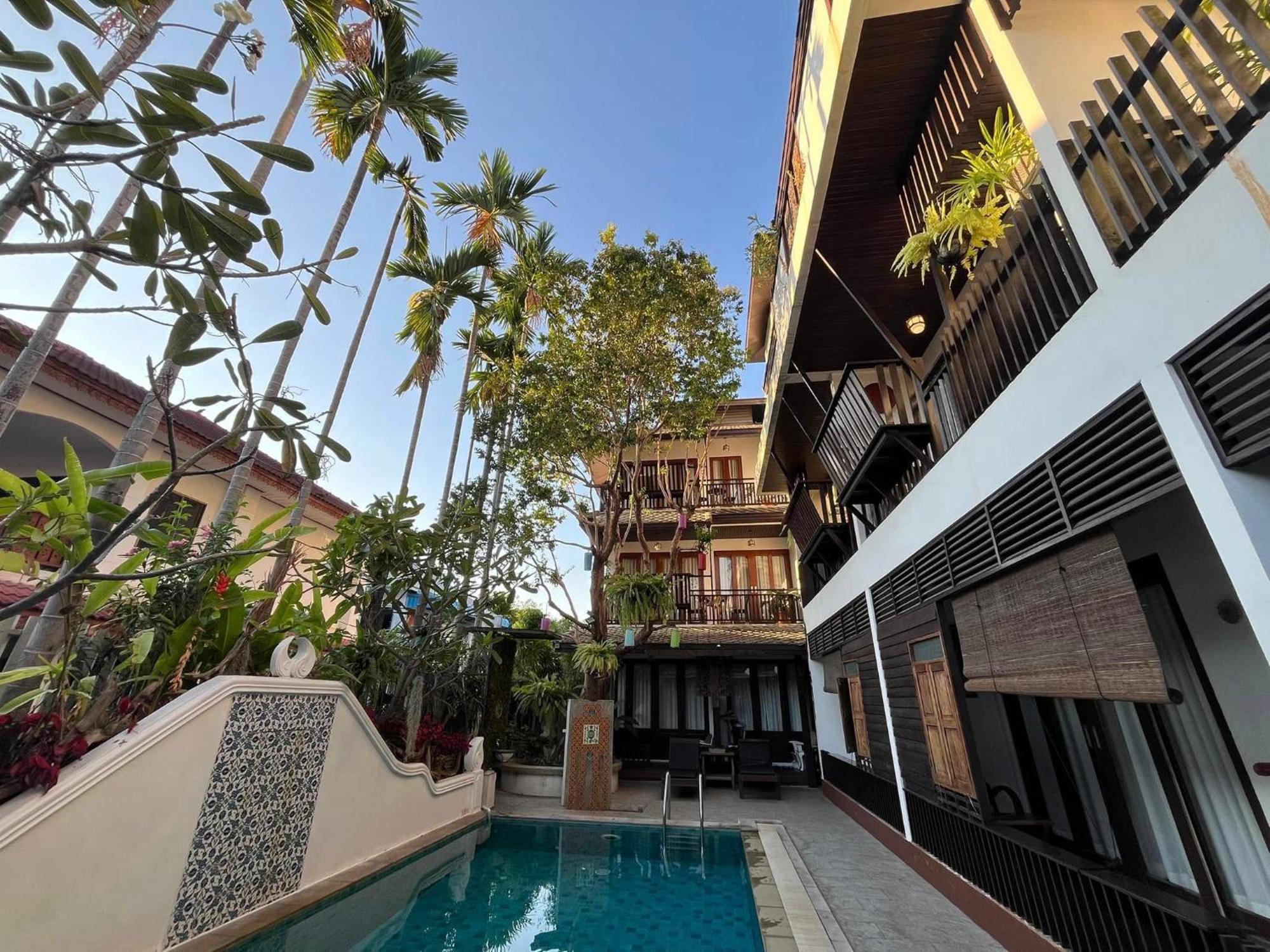 Hotel Baan Huenphen Chiang Mai Exterior foto